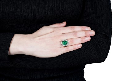 Lot 66 - An emerald and diamond cluster ring