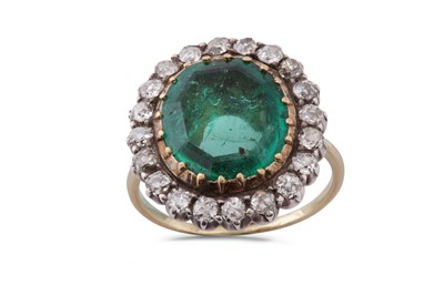 Lot 66 - An emerald and diamond cluster ring