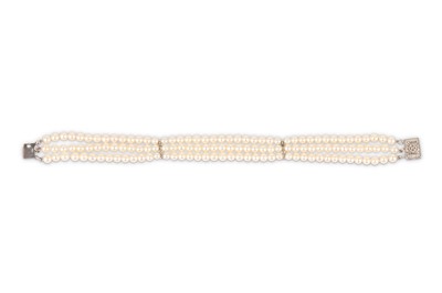 Lot 317 - A CULTURED PEARL BRACELET