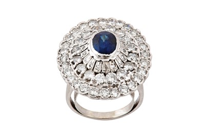 Lot 118 - A sapphire and diamond cluster ring