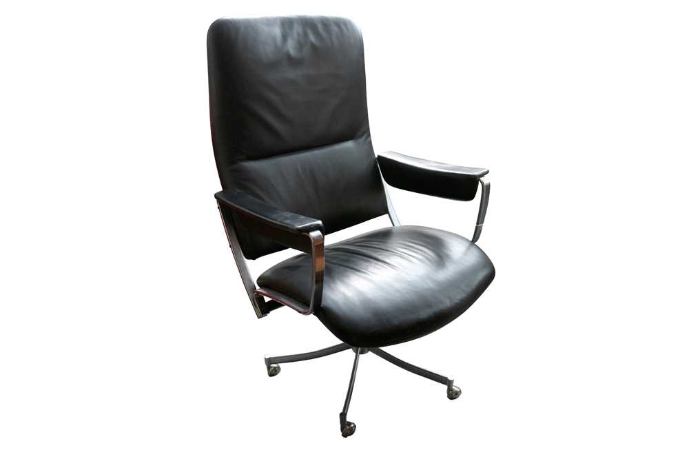 Lot 43 - IN THE MANNER OF EAMES, A STEEL AND LEATHER UPHOLSTERED SWIVEL DESK CHAIR