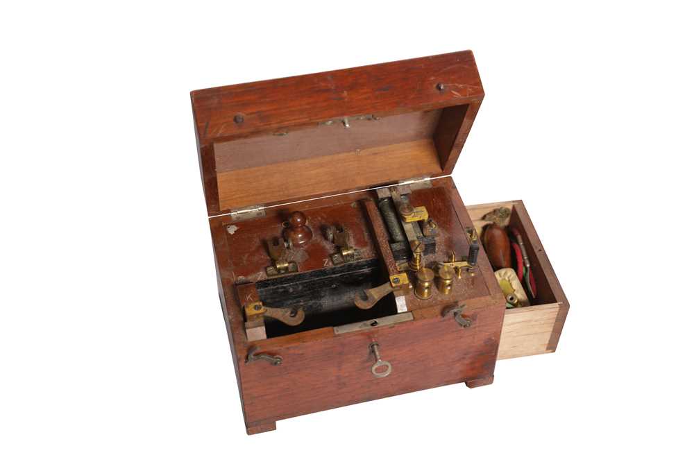 Lot 36 - A 19TH CENTURY ELECTRIC SHOCK THERAPY MACHINE