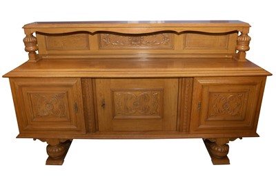 Lot 114 - A LARGE CONTINENTAL OAK SIDEBOARD, LATE 19TH/EARLY 20TH CENTURY