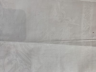Lot 413 - SMALL QUEEN VICTORIA DAMASK TABLECLOTH