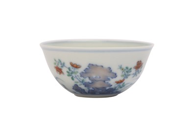 Lot 290 - A CHINESE DOUCAI CHICKEN CUP.