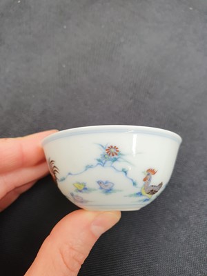 Lot 290 - A CHINESE DOUCAI CHICKEN CUP.