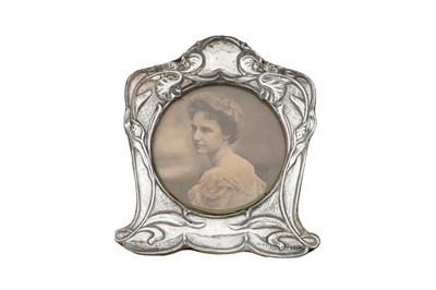 Lot 276 - AN EDWADIAN STERLING SILVER ART NOUVEAU PHOTOGRAPH FRAME, BIRMINGHAM 1903 BY E MANDER AND SONS