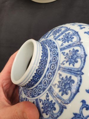 Lot 177 - A CHINESE BLUE AND WHITE AND UNDERGLAZE RED VASE, MEIPING.