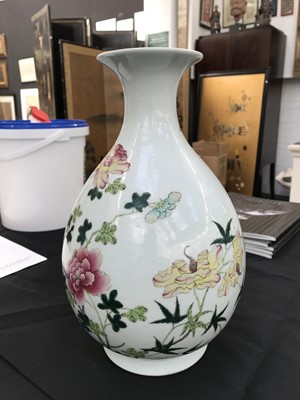 Lot 591 - A CHINESE FAMILLE ROSE 'BLOSSOMS' BOTTLE VASE.
