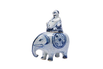 Lot 48 - A RARE CHINESE BLUE AND WHITE KOSOMETSUKE ELEPHANT-FORM INCENSE BURNER.