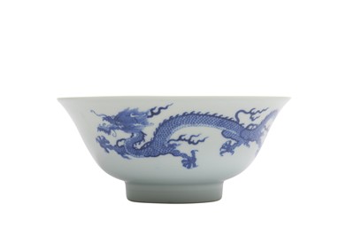 Lot 614 - A CHINESE BLUE AND WHITE 'DRAGON' BOWL.