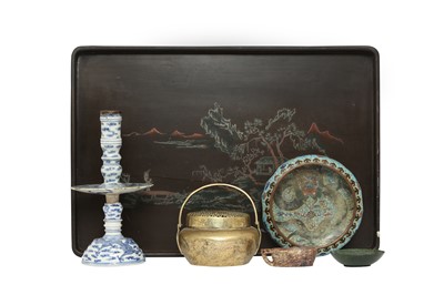 Lot 595 - A SMALL COLLECTION OF CHINESE CERAMICS AND DECORATIVE ARTS.