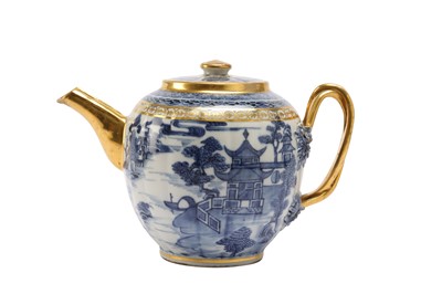 Lot 926 - A CHINESE BLUE AND WHITE TEAPOT AND COVER.