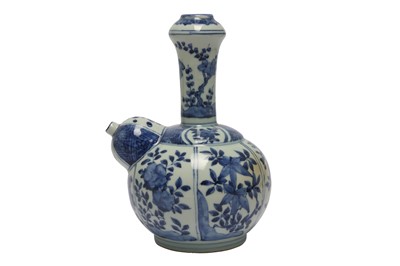 Lot 760 - A CHINESE BLUE AND WHITE KRAAK PORCELAIN 'BLOSSOMS' KENDI.