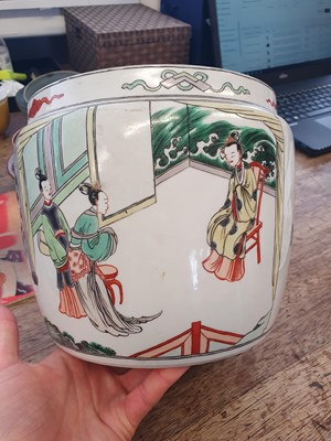 Lot 446 - A CHINESE FAMILLE VERTE JAR AND COVER.