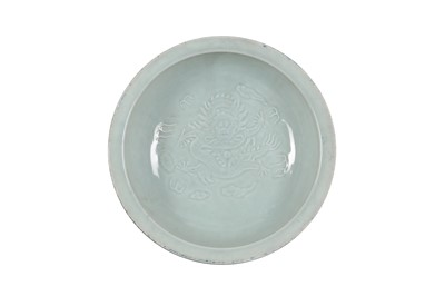 Lot 671 - A CHINESE CELADON-GLAZED 'DRAGON' CHARGER.