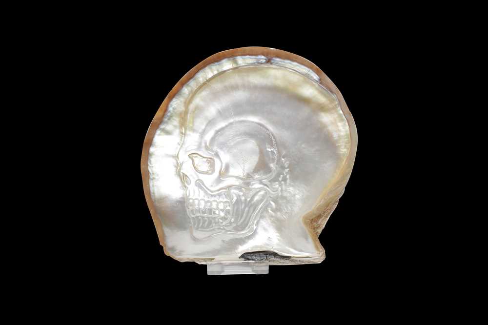Lot 114 - HAND-CARVED BLACK-LIP OYSTER (PINCTADA MARGARITIFERA) MOTHER OF PEARL SHELL WITH SKULL