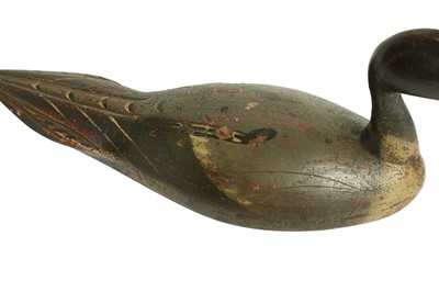 Lot 381 - AN EARLY 20TH CENTURY PAINTED DECOY DUCK