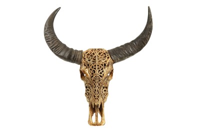 Lot 30 - AN AMERICAN CARVED COW SKULL WITH HORNS