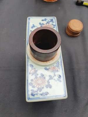 Lot 603 - A CHINESE BLUE AND WHITE AND UNDERGLAZE RED TEA CADDY.