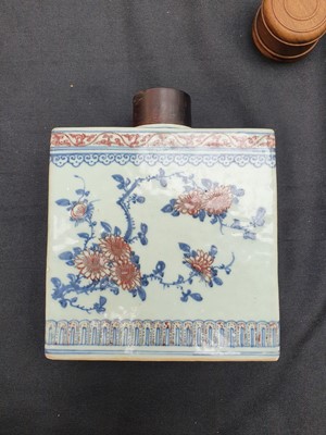 Lot 603 - A CHINESE BLUE AND WHITE AND UNDERGLAZE RED TEA CADDY.