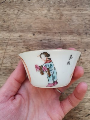 Lot 71 - A CHINESE FAMILLE ROSE JAR AND COVER AND A CUP.
