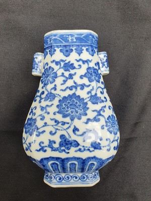 Lot 289 - A CHINESE BLUE AND WHITE ARROW VASE.