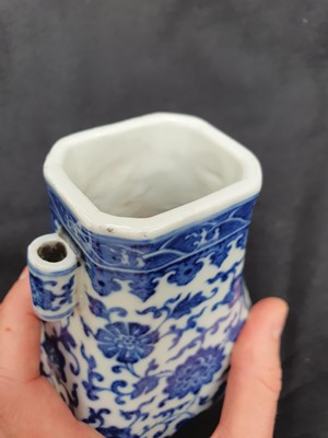 Lot 289 - A CHINESE BLUE AND WHITE ARROW VASE.