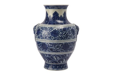 Lot 162 - A CHINESE BLUE AND WHITE 'LOTUS' VASE