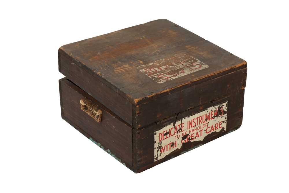 Lot 393 - A WWII ERA AIRCRAFT COMPASS IN BOX, TYPE P4A
