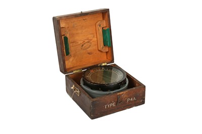 Lot 393 - A WWII ERA AIRCRAFT COMPASS IN BOX, TYPE P4A