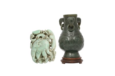 Lot 623 - A CHINESE SPINACH JADE ARCHAISTIC VASE TOGETHER WITH A JADEITE 'BUDDHA'S HAND' CARVING.