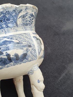 Lot 92 - A RARE CHINESE BLUE AND WHITE TRIPOD INCENSE BURNER.