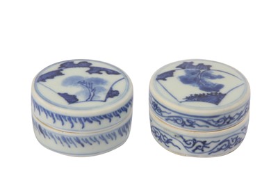 Lot 84 - TWO CHINESE BLUE AND WHITE CIRCULAR BOXES AND COVERS.