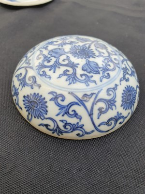 Lot 89 - A BLUE AND WHITE CIRCULAR BOX AND COVE