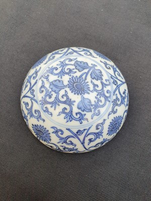 Lot 89 - A BLUE AND WHITE CIRCULAR BOX AND COVE