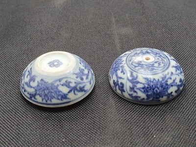 Lot 88 - A SMALL CHINESE CIRCULAR BLUE AND WHITE BOX AND COVER.