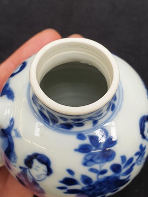 Lot 253 - A CHINESE BLUE AND WHITE EWER AND COVER.
