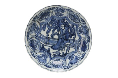 Lot 759 - A CHINESE BLUE AND WHITE KRAAK PORCELAIN DISH.