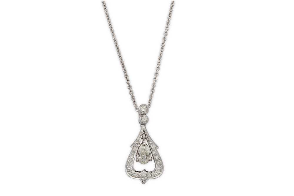 Lot 31 - A diamond pendant necklace