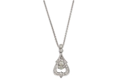 Lot 33 - A diamond pendant necklace