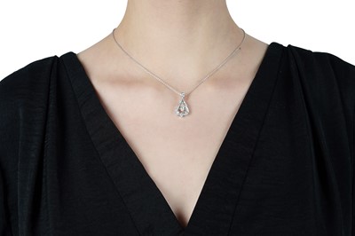 Lot 33 - A diamond pendant necklace