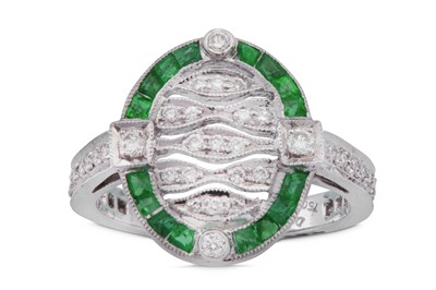 Lot 171 - An emerald and diamond dress ring