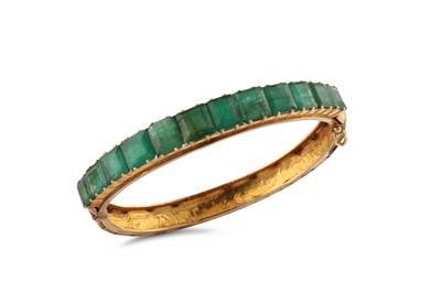 Lot 55 - An emerald bangle