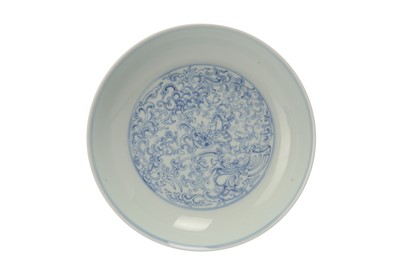 Lot 669 - A CHINESE BLUE AND WHITE 'LOTUS AND PHOENIX' DISH.