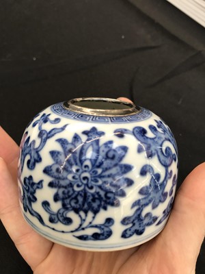 Lot 466 - A CHINESE BLUE AND WHITE BEEHIVE-SHAPED WATERPOT.