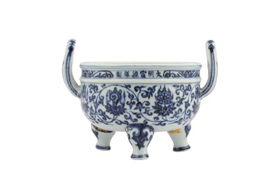Lot 672 - A CHINESE BLUE AND WHITE 'BAJIXIANG' INCENSE BURNER.