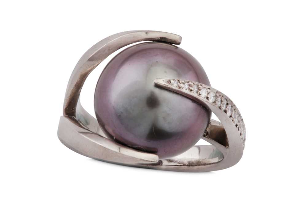 Lot 17 - Antje Géczy | A cultured pearl and diamond dress ring, 2004
