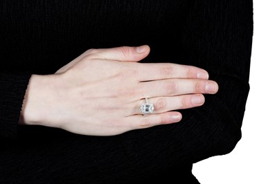 Lot 175 - A diamond dress ring