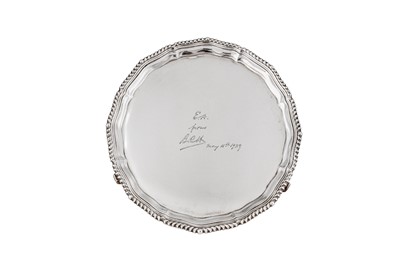Lot 413 - A George V sterling silver small salver, Birmingham 1928 by Adie Brothers